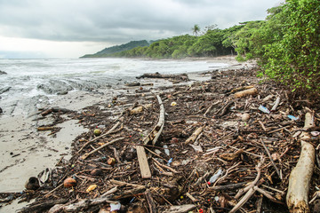 Pollution sur une plage du Costa Rica après de grosse pluies, les déchets qui étaient dans les rivières se retrouvent sur cette plage du pacifique. Santa Teresa, Costa Rica