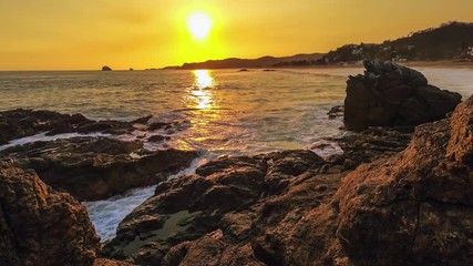 Timelapse d'un levé de soleil sur la baie de Zipolite, Oaxaca, Mexique.