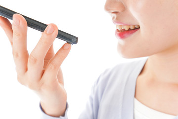 音声入力をする若い女性