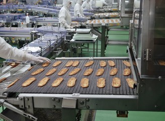 菓子工場の製造ライン