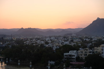 Obraz premium coucher de soleil sur la ville d'udaipur, inde