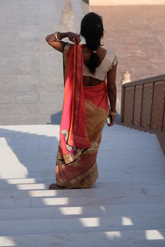 une femme indienne de dos, seule