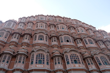 Le palais des vents à jaipur, en inde. Rose, à fenêtres