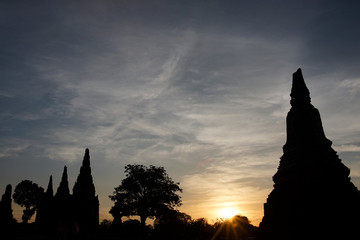 Obraz premium Old Buddhist pagoda silhouette with twilight sky in an evening, Ayuthaya historical park, Thailand