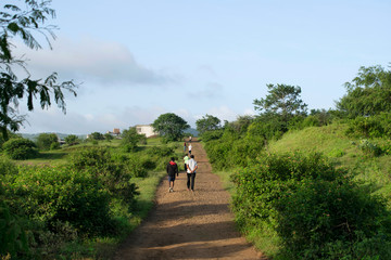 Obraz premium PUNE, MAHARASHTRA, INDIA, September 2018, People take morning walk near swaminarayan hills.