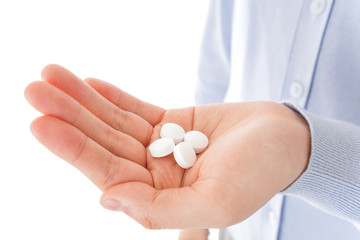 薬・サプリメントを服用する若い女性