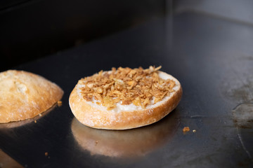 Cocinando hamburguesa en plancha de restaurante