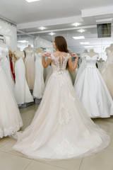 Naklejka premium Back view at beautiful bride in salon