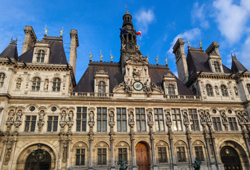Fototapeta na wymiar Beautiful facade of historic building of Paris France. April 2019
