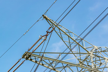 Detailaufnahme Hochspannungsmasten vor blauem Himmel