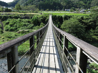 Fototapeta na wymiar 原尻の滝が見られる滝見橋