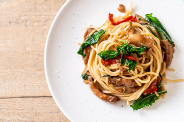 stir-fried spaghetti with chicken and basil