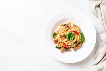 stir-fried spaghetti with chicken and basil