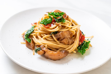 stir-fried spaghetti with chicken and basil