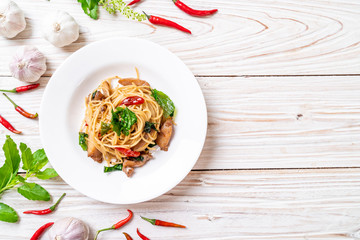 stir-fried spaghetti with chicken and basil