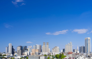 Fototapeta na wymiar 東京風景 新宿　高層ビル群　緑と青空　大空コピースペース　令和元年　春