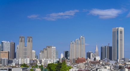 Obraz premium 東京風景 新宿 高層ビル群 緑と青空 令和元年 春