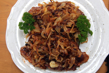 Saftiges Steak mit Zwiebeln