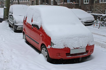 Auto mit Schnee bedeckt
