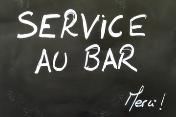 Fototapeta premium Service au bar inscription à la craie sur tableau noir.