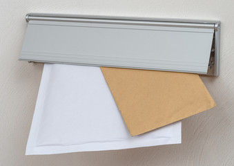 Briefe in einem Briefschlitz