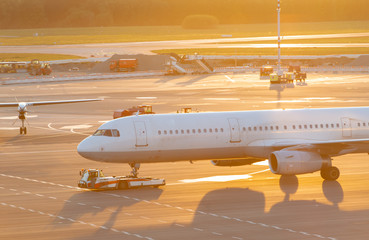 Flugzeug Abfertigung an einem Gate beim Hamburger Flughafen