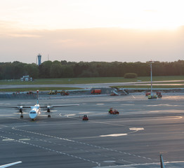 Flugzeug Abfertigung an einem Gate beim Hamburger Flughafen