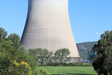 Centrale nucléaire de Cruas en Ardèche - Tours autoréfrigérantes