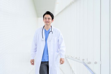 男性医師　ポートレート　病院