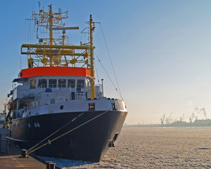 Naklejka premium Hafenschlepper Schiff im Hafen Eisgang im Wasser
