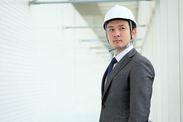 ゼネコン　建築関係の男性　信頼　新緑の公園　二十代　三十代