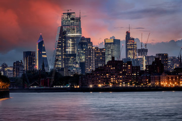 Fototapeta na wymiar Die beleuchteten Büro Wolkenkratzer der City von London nach Sonnenuntergang am Abend. Großbritannien