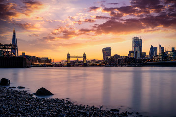 Blick vom Ufer der Themse auf die Skyline von London, Großbritannien, mit der Tower Brücke und...