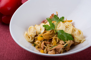Stir-fried noodles served with egg omelette