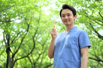 ポージングをする　男性　医療従事者　看護師　歯ブラシを持つ