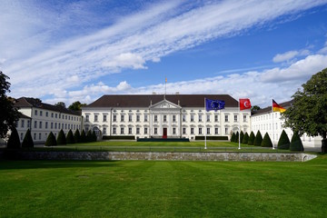 Schloss Bellevue in Berlin bei Sonnenschein