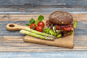 Ein köstlicher Spargelburger auf einem Holzbrett angerichtet