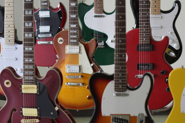 Fototapeta na wymiar たくさん並んだエレキギター