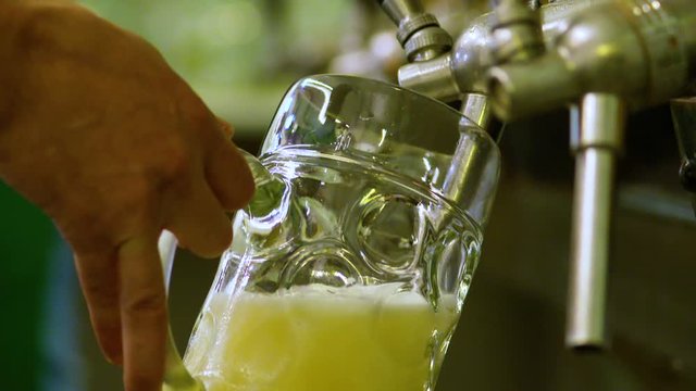 filling beer glas