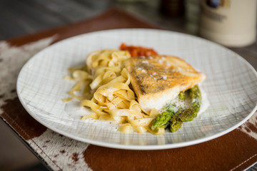 Fischfilet mit Bandnudeln und grüner Spargel