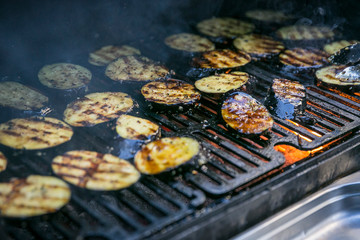 Barbecue Grill mit Auberginen auf Sommerparty 