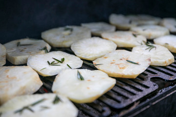 Barbecue Grill mit Sellerie auf Sommerparty 