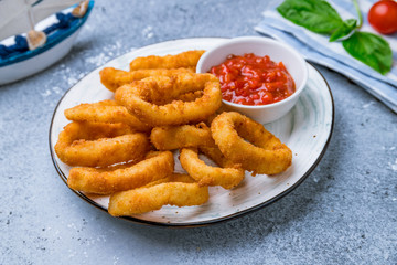 Rings of squid in batter with sauce