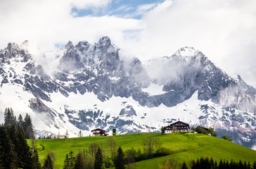 Alpenlandschaft mit Gebirge im Frühling