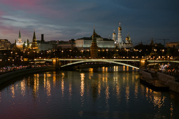 Obraz premium night view of kremlin and river in moscow russia