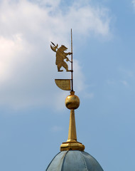 Spire with a bear - the coat of arms of Yaroslavl against the background of the blue sky
