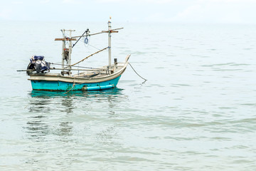 Obraz premium Fishing boat near shore in Thailand, summer holiday vacation concept idea.