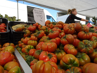 buying tomatoes at the market stall