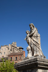 Fototapeta na wymiar Statue de la vierge Marie et de l'enfant Jésus à Esataing (Aveyron)