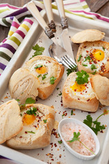 Eier in Broetchen gebacken